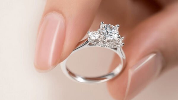 Why Working With a Local Diamond Buyer Might Be the Smartest Way to Shop for a Ring in Arizona