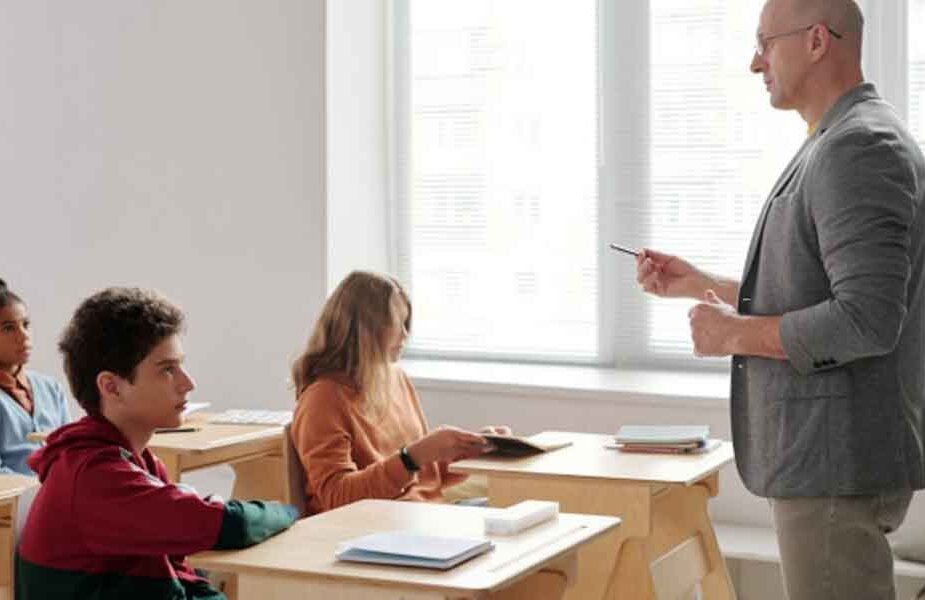 Working-With-Students-Who-Need-Both-Emotional-and-Health-Support