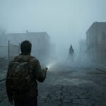 Guia Silent Hill Geekzilla cover image: a lone survivor facing Pyramid Head in the fog-covered streets of Silent Hill