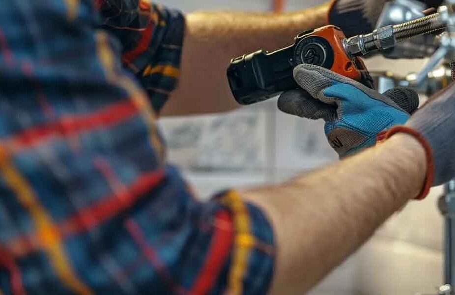 Professional-Plumber-vs-DIY-Fixes1-Making-the-Right-Decision